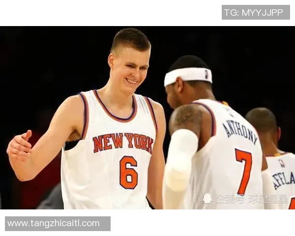 外国小孩模仿球星踢足球技艺变化成就个人梦想之路